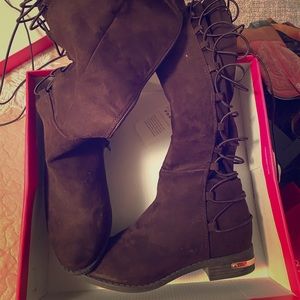 Shoe dazzle boots never worn